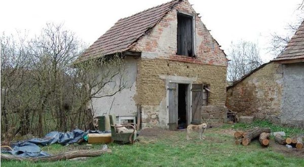 Virágvasárnapi Vanda magányosan él hónapok óta, koszban, lomok közt