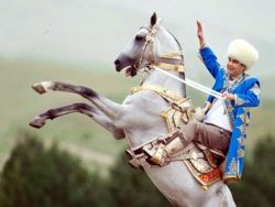A türkmén elnök, Gurbanguly Berdimuhamedov AKhal nyergében