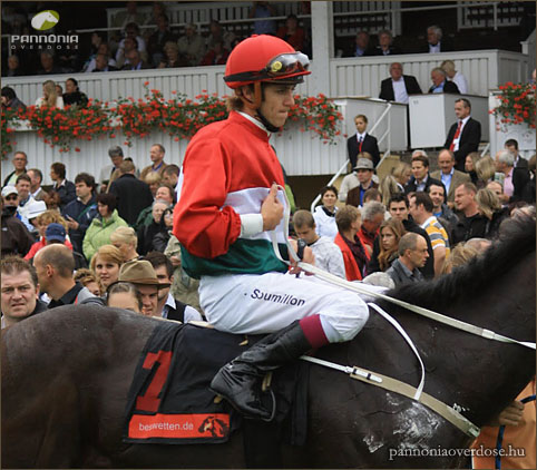 Soumillon visszavezeti Overdose-t a tribün elé