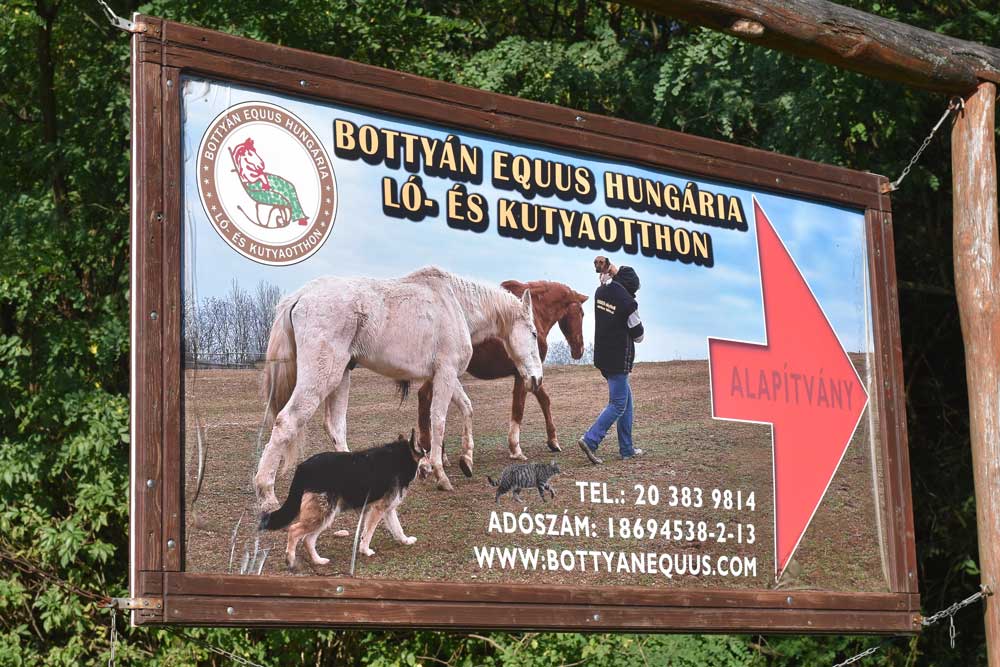 A Bottyán Equus Alapítvány telephelyének bejáratánál ez a hatalmas tábla várja az arra járót.